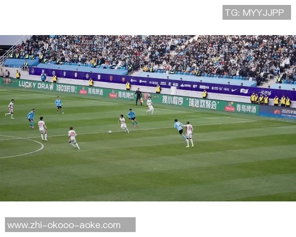 退役足球明星重返绿茵场小场赛精彩对决引发球迷热潮